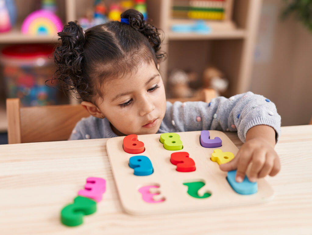 Ensinar a crianças a resolver problemas matemáticos desde a alfabetização tem impacto positivo no futuro.