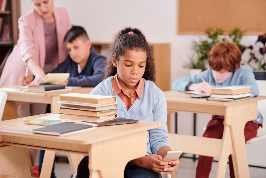 Impactos do não uso do celular dentro da sala de aula já podem ser medidos após o primeiro semestre